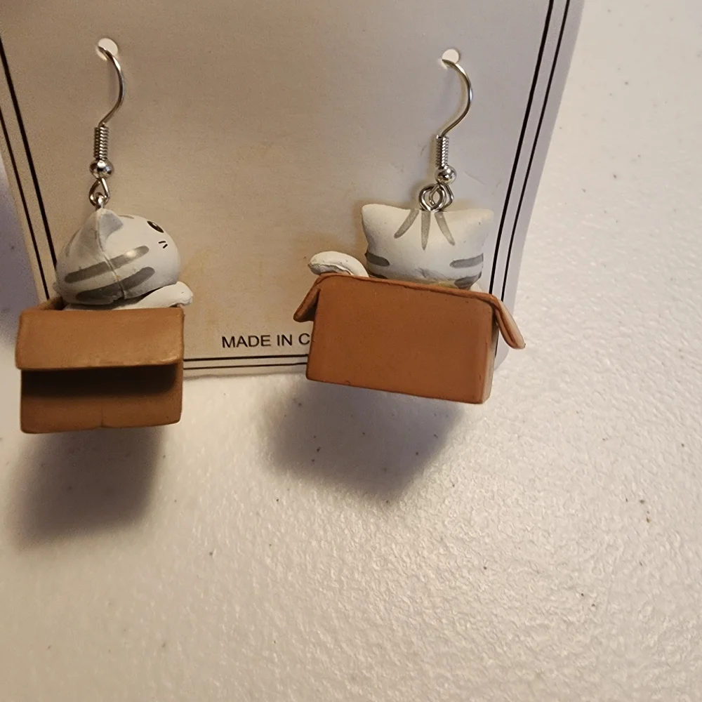 Cat in a Chinese food carryout box fish hook earrings NWT - Picture 4 of 6